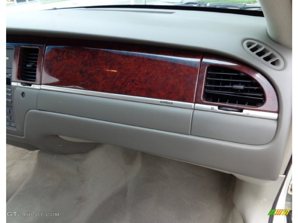 2005 Town Car Signature Limited - Ceramic White Tri-Coat / Medium Light Stone/Dark Stone photo #62