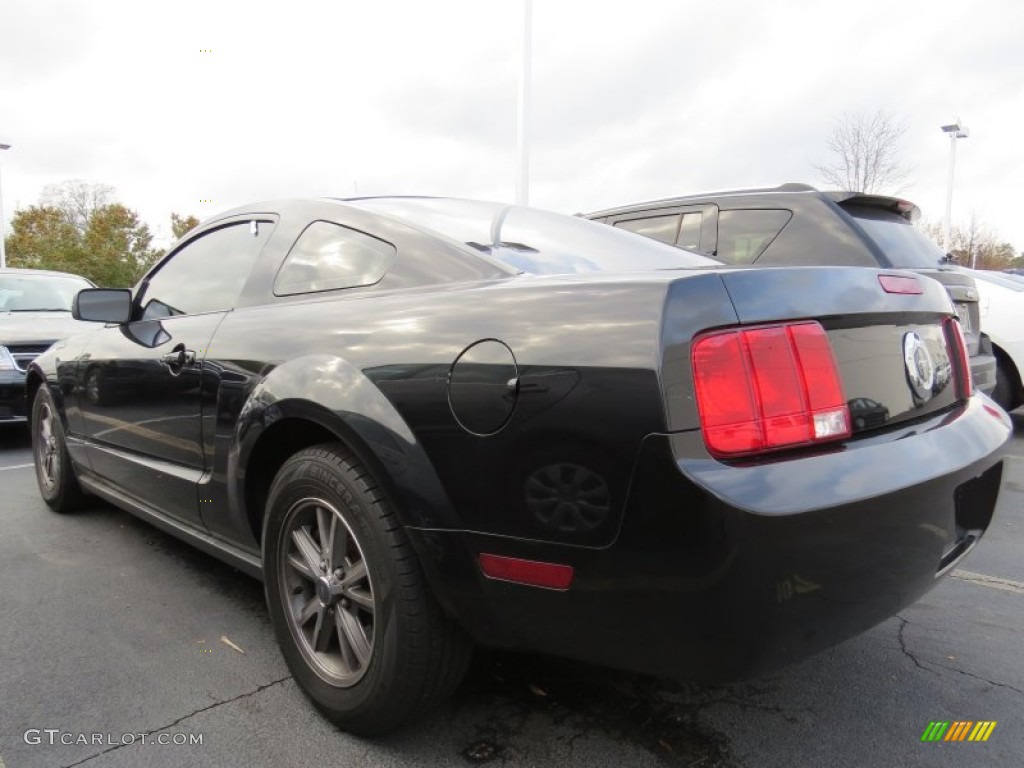 2005 Mustang V6 Deluxe Coupe - Black / Dark Charcoal photo #2