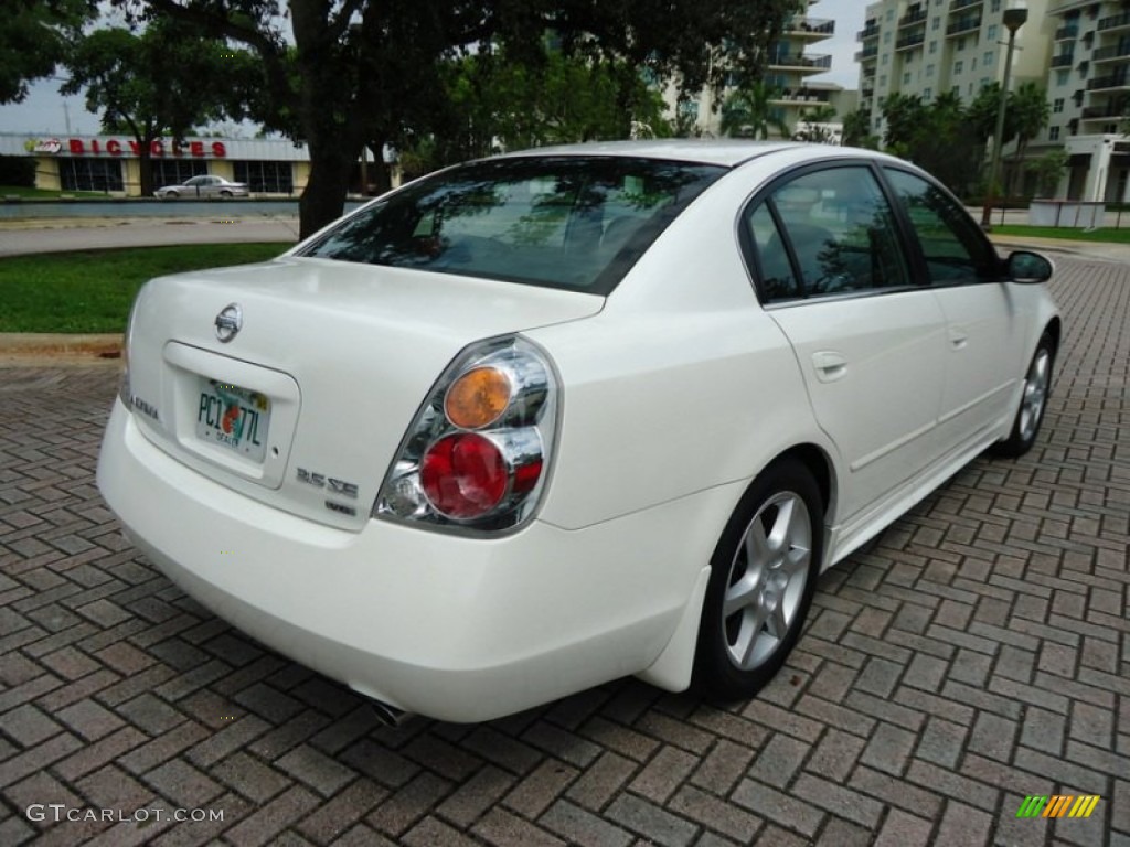 2004 Altima 3.5 SE - Satin White / Charcoal photo #2