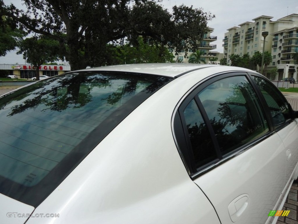 2004 Altima 3.5 SE - Satin White / Charcoal photo #12