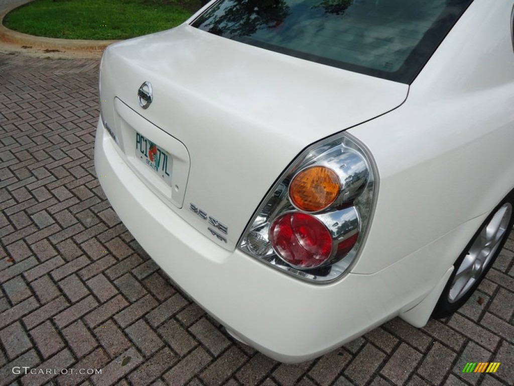 2004 Altima 3.5 SE - Satin White / Charcoal photo #14