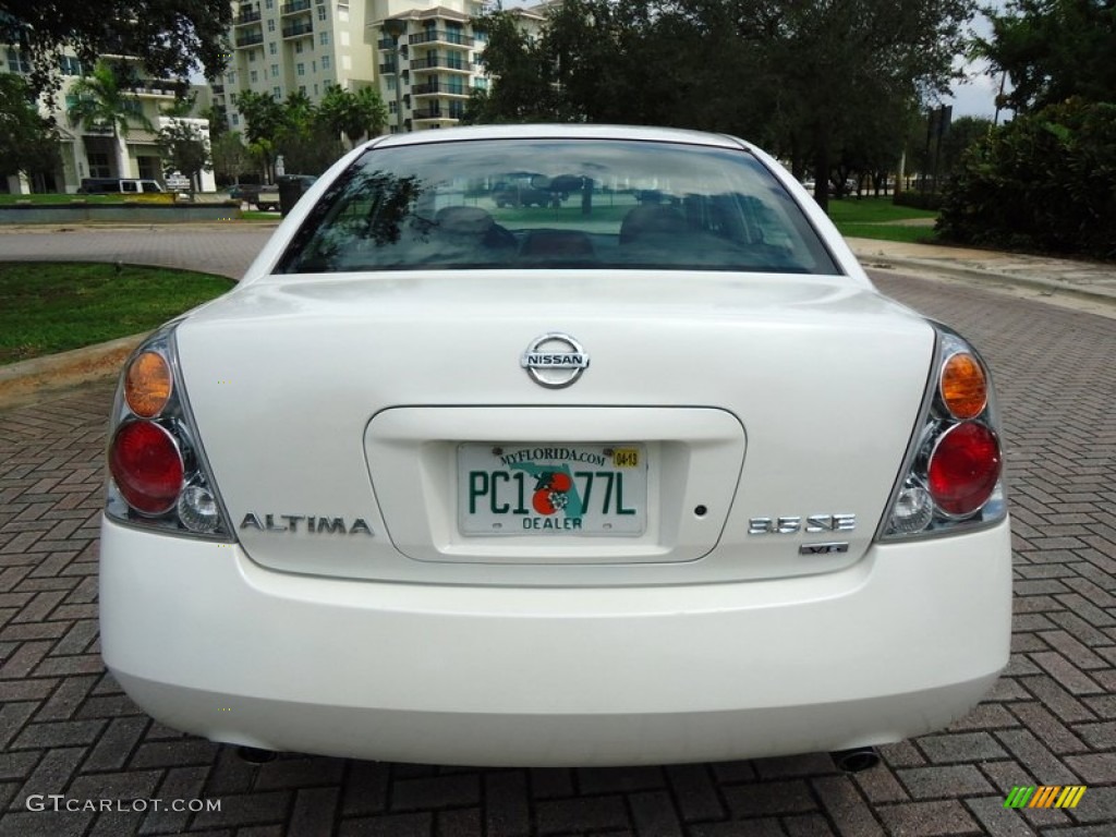 2004 Altima 3.5 SE - Satin White / Charcoal photo #15