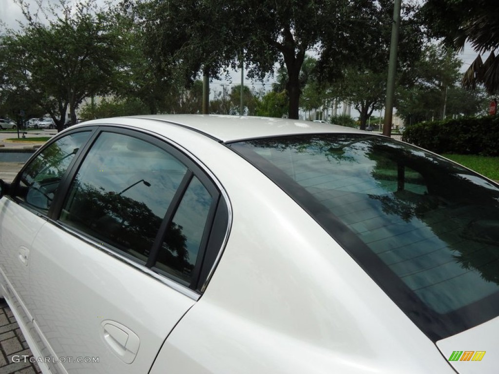 2004 Altima 3.5 SE - Satin White / Charcoal photo #25