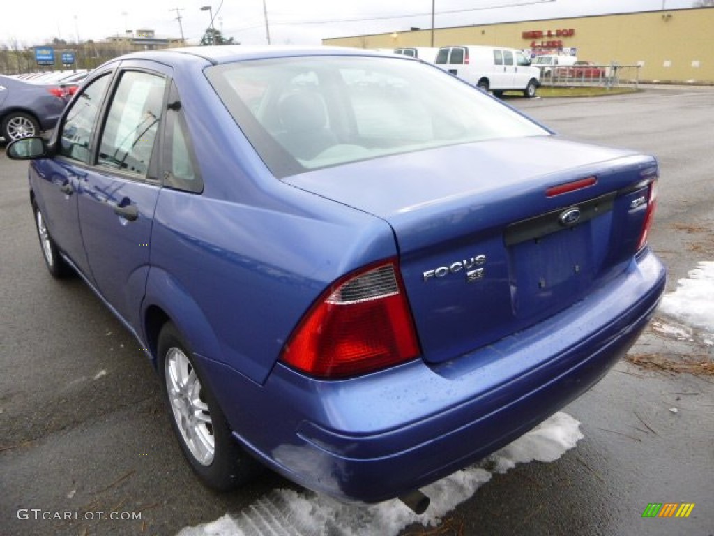 2005 Focus ZX4 SE Sedan - French Blue Metallic / Dark Flint/Light Flint photo #2