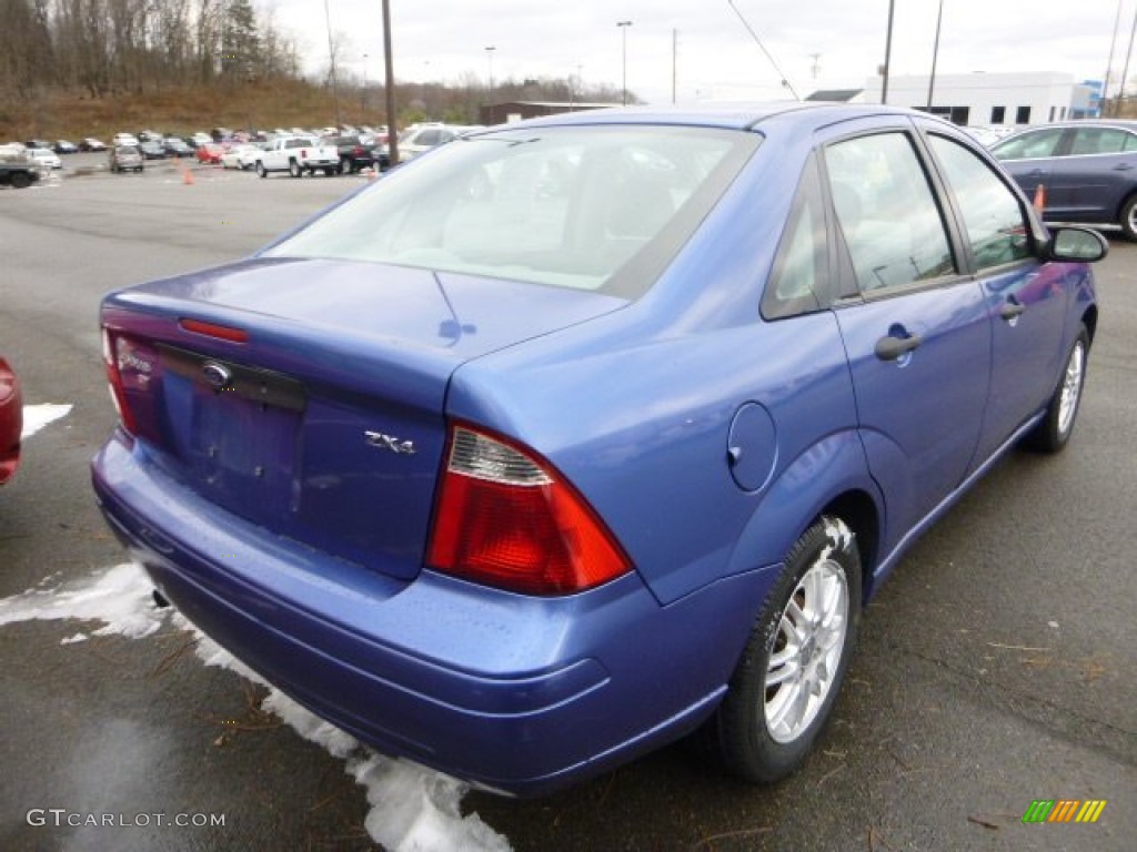 2005 Focus ZX4 SE Sedan - French Blue Metallic / Dark Flint/Light Flint photo #4