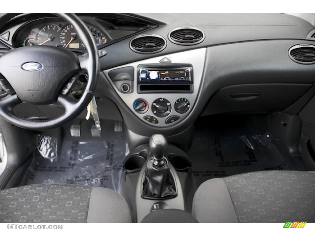 2004 Ford Focus ZX3 Coupe Dark Charcoal Dashboard Photo #88679619