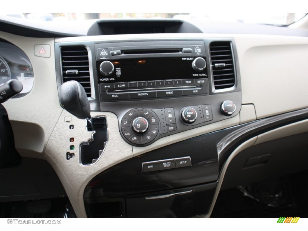 2011 Sienna LE - Black / Light Gray photo #19