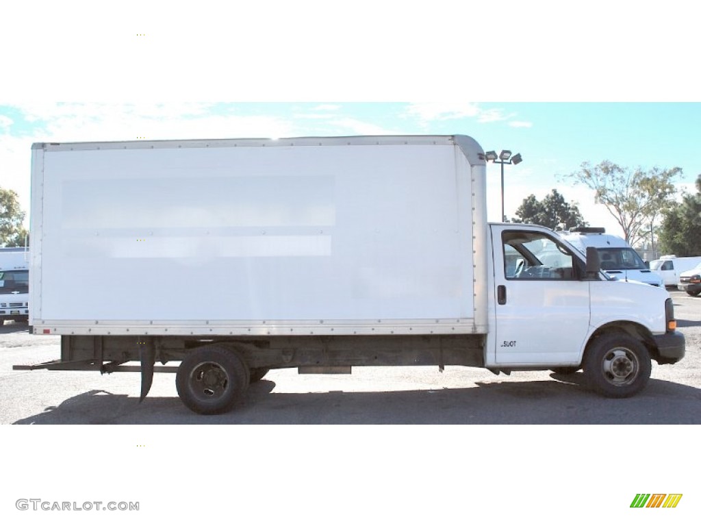 2005 Savana Cutaway 3500 Commercial Moving Truck - Summit White / Pewter photo #2