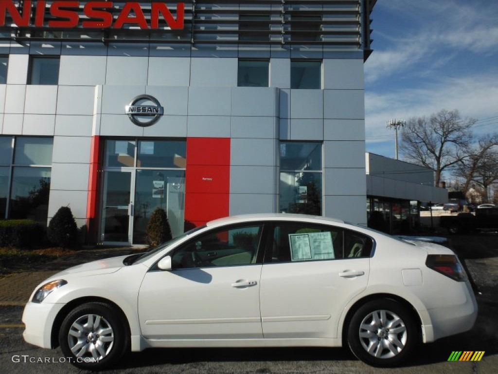 2009 Altima 2.5 S - Winter Frost Pearl / Blond photo #3