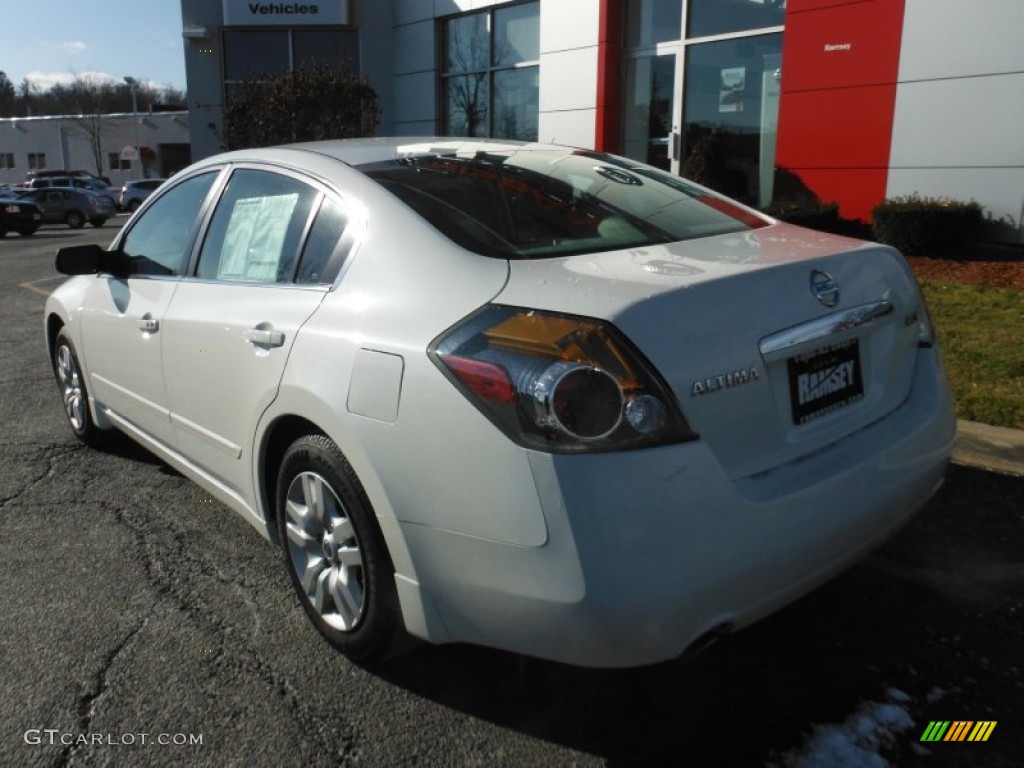 2009 Altima 2.5 S - Winter Frost Pearl / Blond photo #4