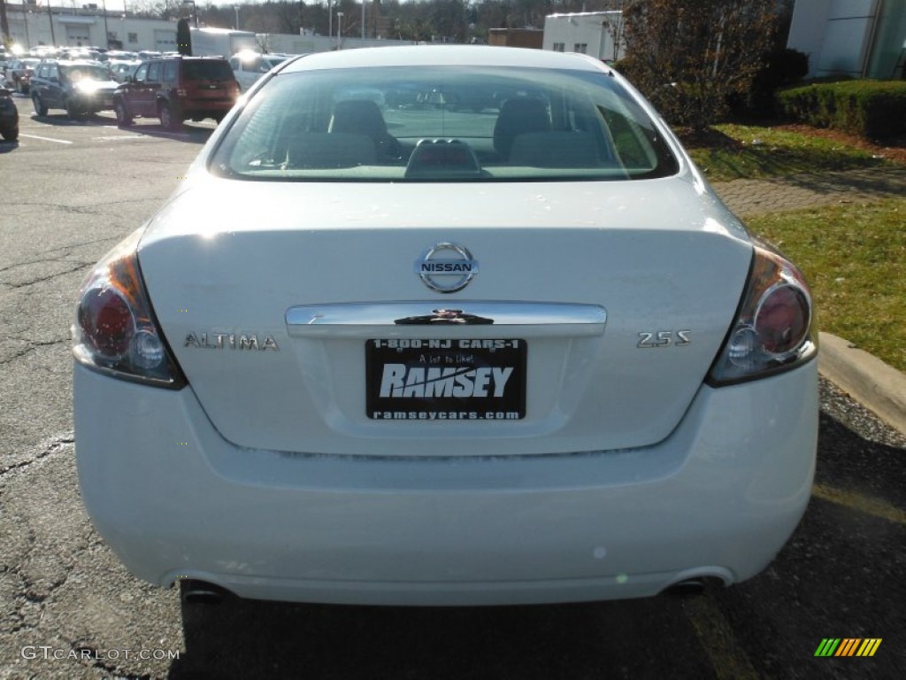 2009 Altima 2.5 S - Winter Frost Pearl / Blond photo #5