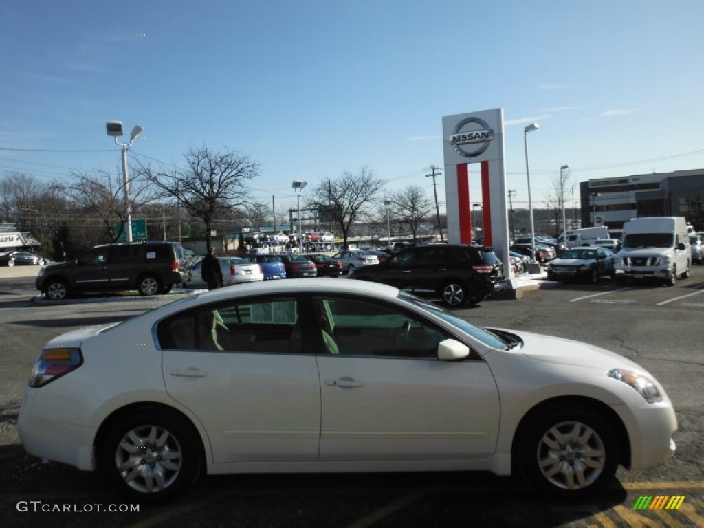 2009 Altima 2.5 S - Winter Frost Pearl / Blond photo #9