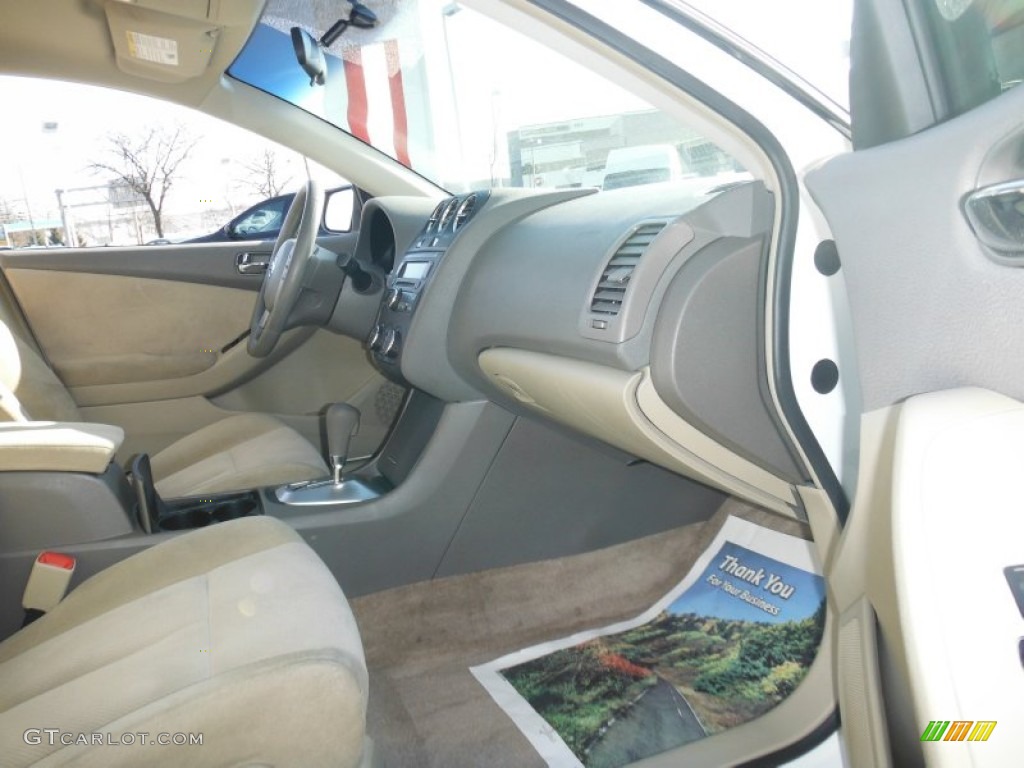 2009 Altima 2.5 S - Winter Frost Pearl / Blond photo #17
