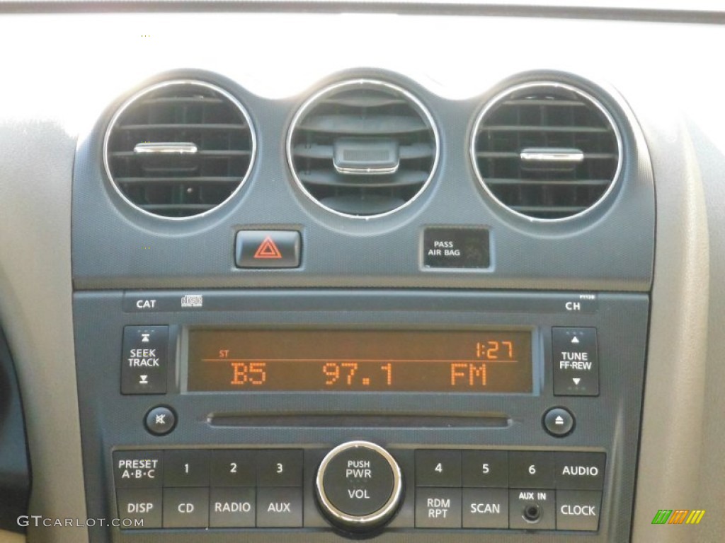 2009 Altima 2.5 S - Winter Frost Pearl / Blond photo #23