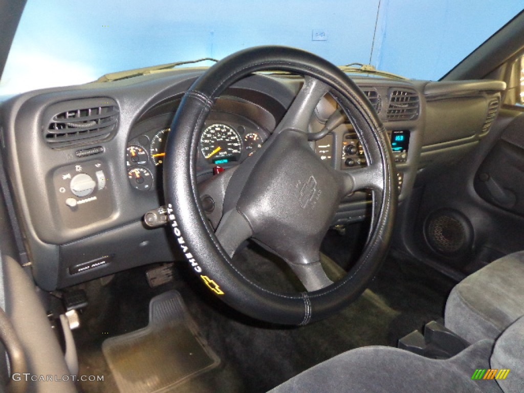 2001 S10 LS Extended Cab - Onyx Black / Graphite photo #22