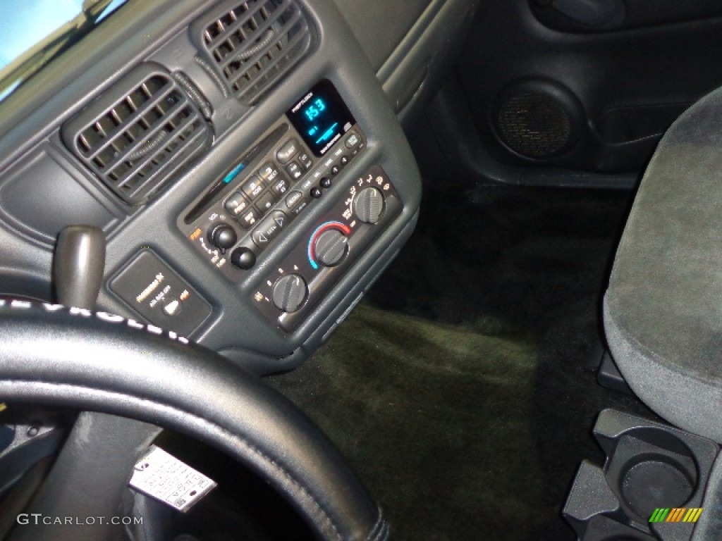 2001 S10 LS Extended Cab - Onyx Black / Graphite photo #24