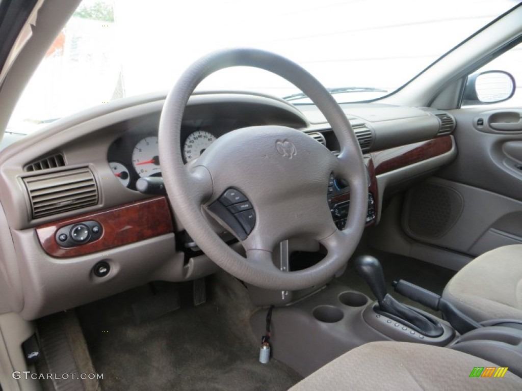 2002 Stratus SE Plus Sedan - Inferno Red Pearl / Sandstone photo #38