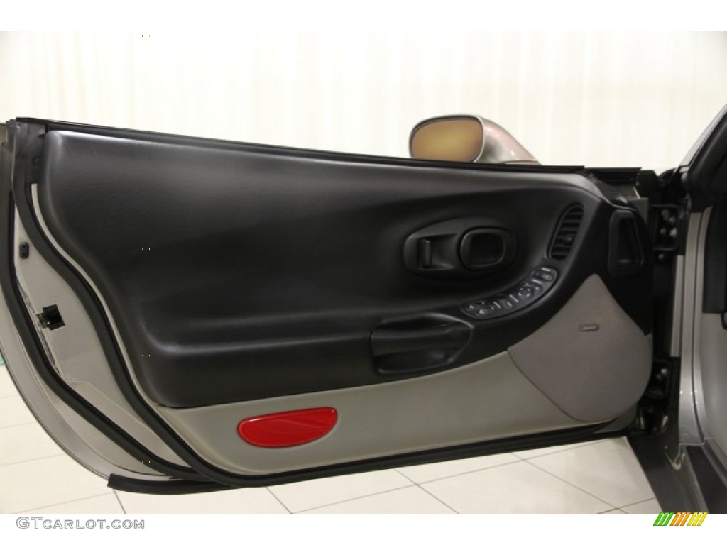 2002 Chevrolet Corvette Coupe Light Gray Door Panel Photo #88859089