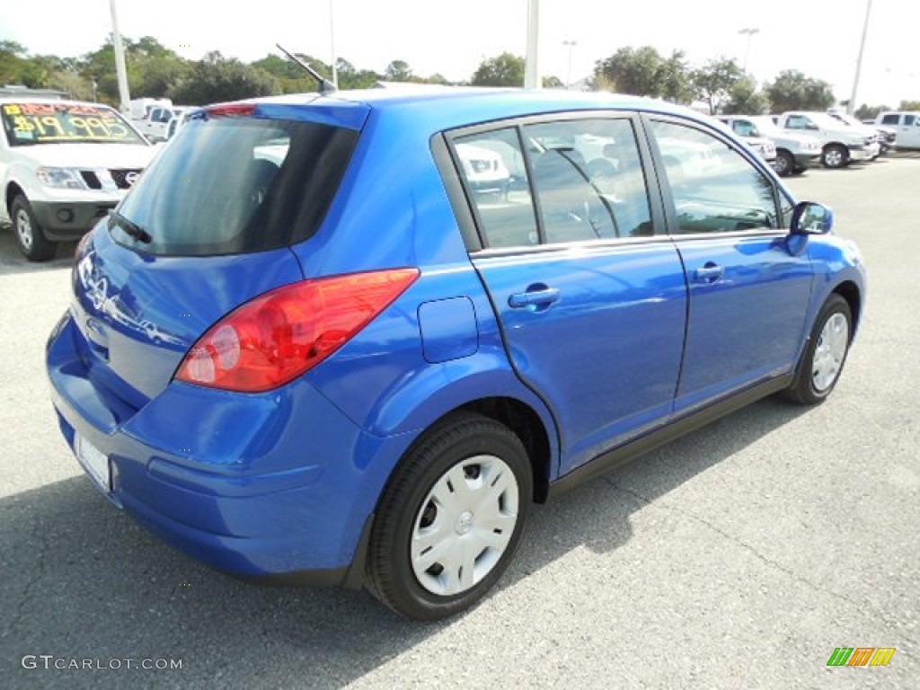 2010 Versa 1.8 S Hatchback - Metallic Blue / Charcoal photo #9
