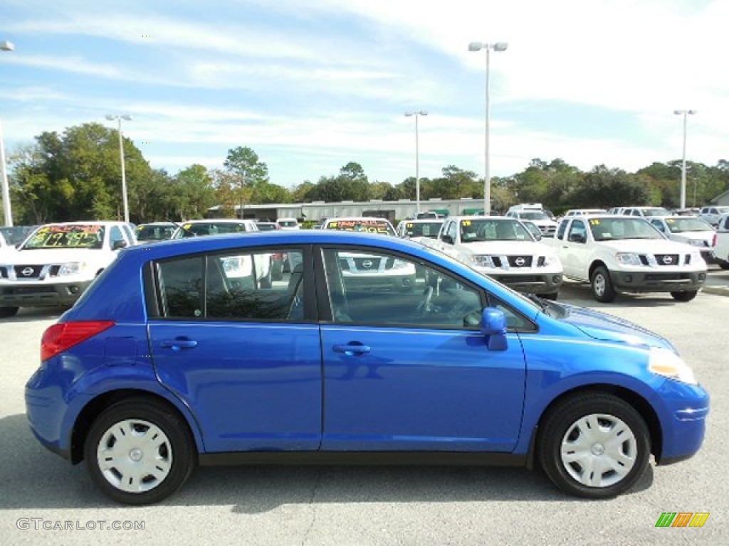 2010 Versa 1.8 S Hatchback - Metallic Blue / Charcoal photo #10