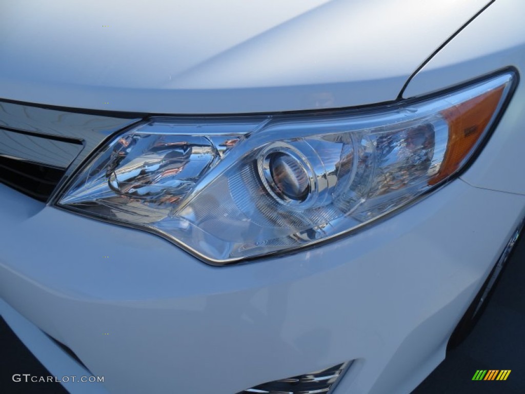 2014 Camry Hybrid XLE - Super White / Ash photo #9