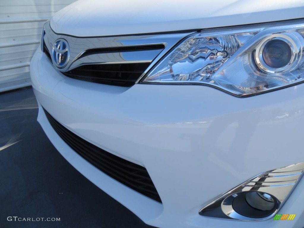 2014 Camry Hybrid XLE - Super White / Ash photo #11