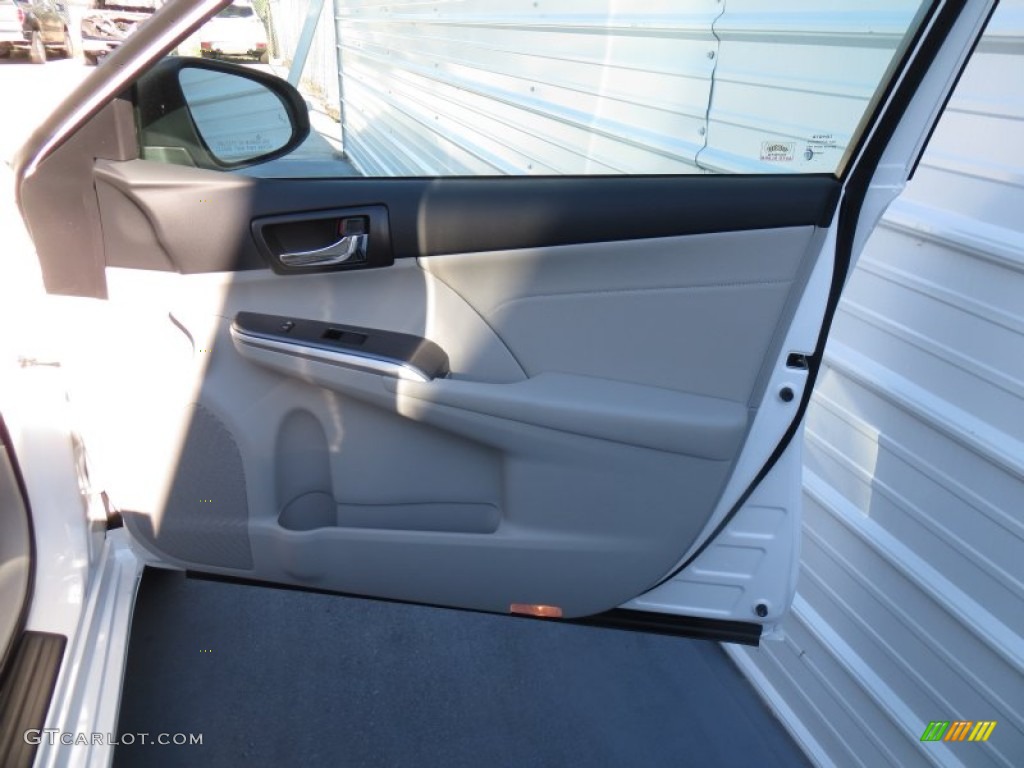 2014 Camry Hybrid XLE - Super White / Ash photo #18
