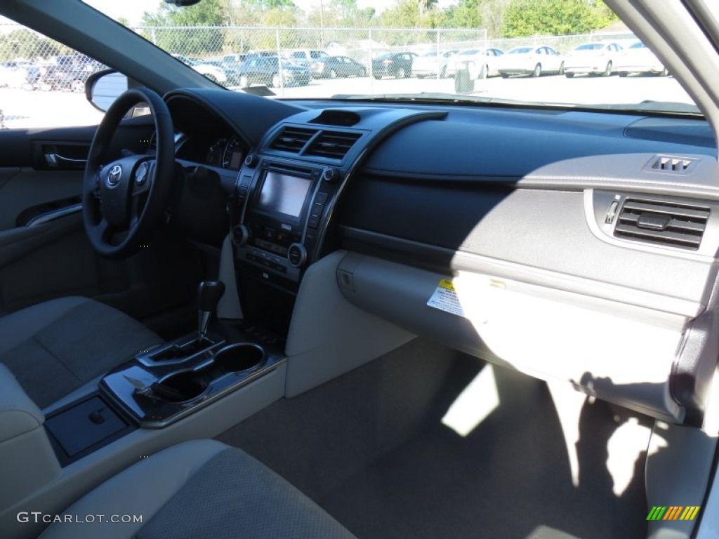 2014 Camry Hybrid XLE - Super White / Ash photo #19