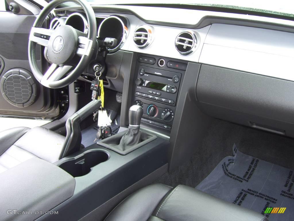 2006 Mustang GT Premium Coupe - Black / Dark Charcoal photo #13