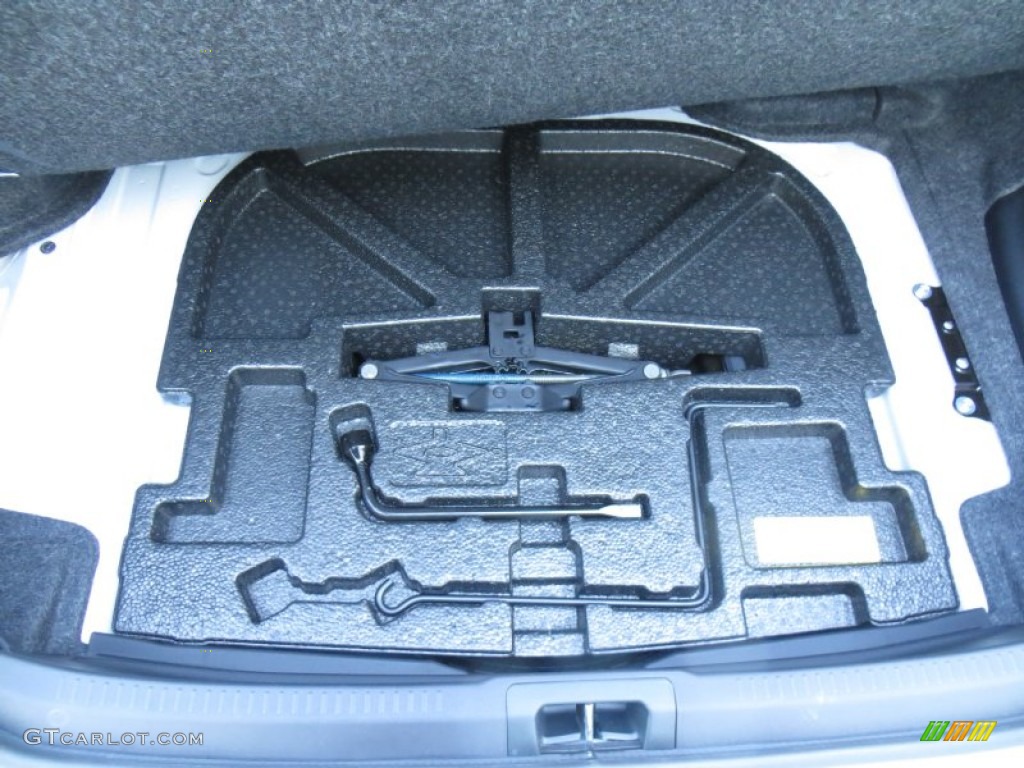 2014 Camry Hybrid XLE - Super White / Ash photo #24