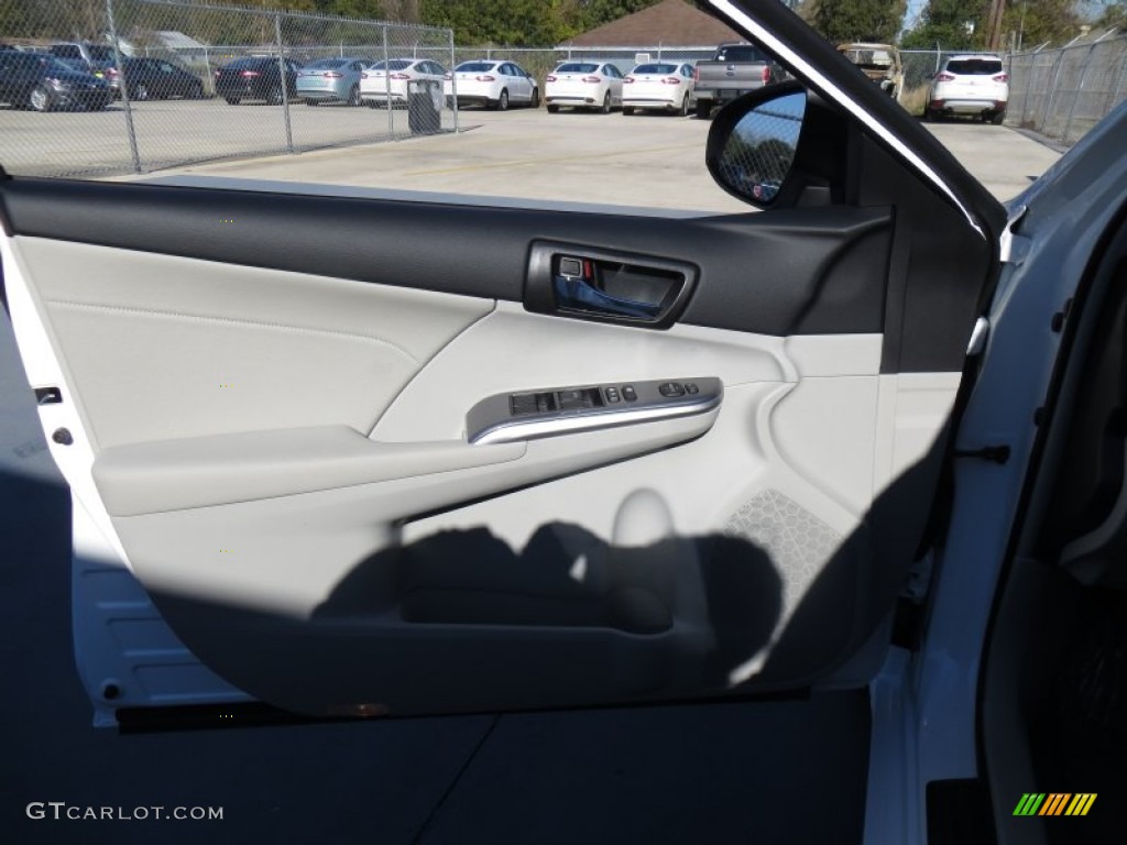 2014 Camry Hybrid XLE - Super White / Ash photo #26