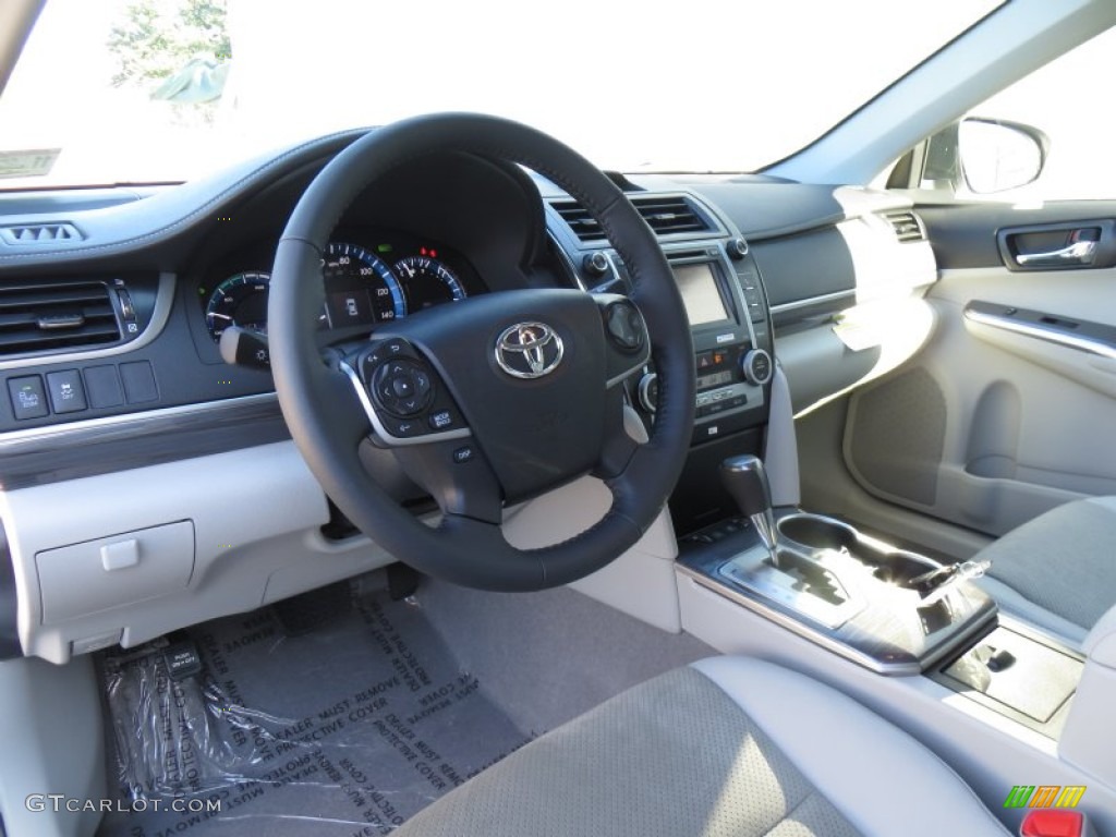 2014 Camry Hybrid XLE - Super White / Ash photo #28