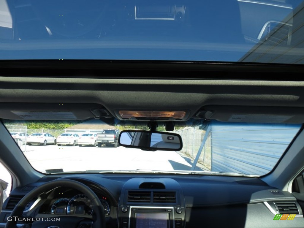 2014 Camry Hybrid XLE - Super White / Ash photo #31