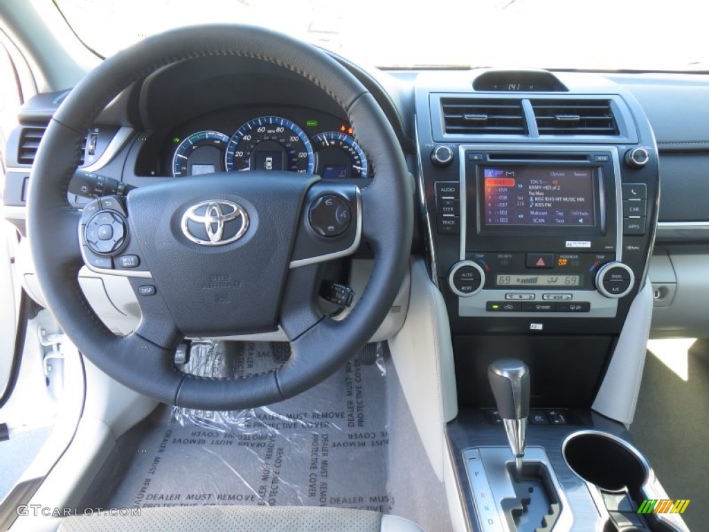 2014 Camry Hybrid XLE - Super White / Ash photo #32