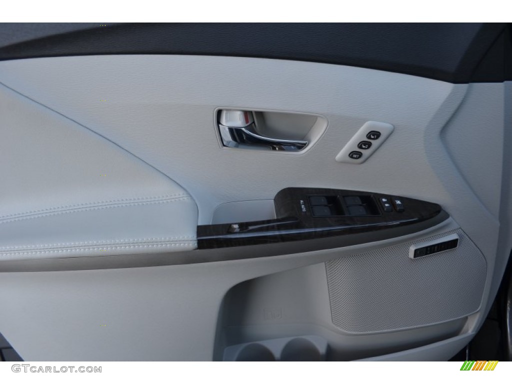 2014 Toyota Venza Limited Light Gray Door Panel Photo #88923755
