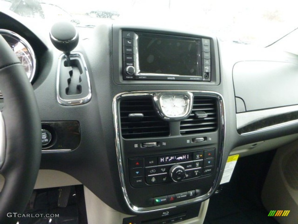 2014 Town & Country Touring-L - Brilliant Black Crystal Pearl / Black/Light Graystone photo #18