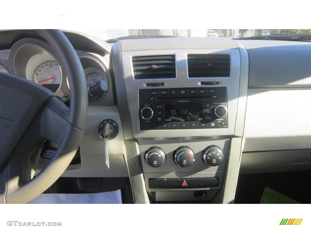 2009 Avenger SE - Light Sandstone Metallic / Dark Khaki/Light Graystone photo #12