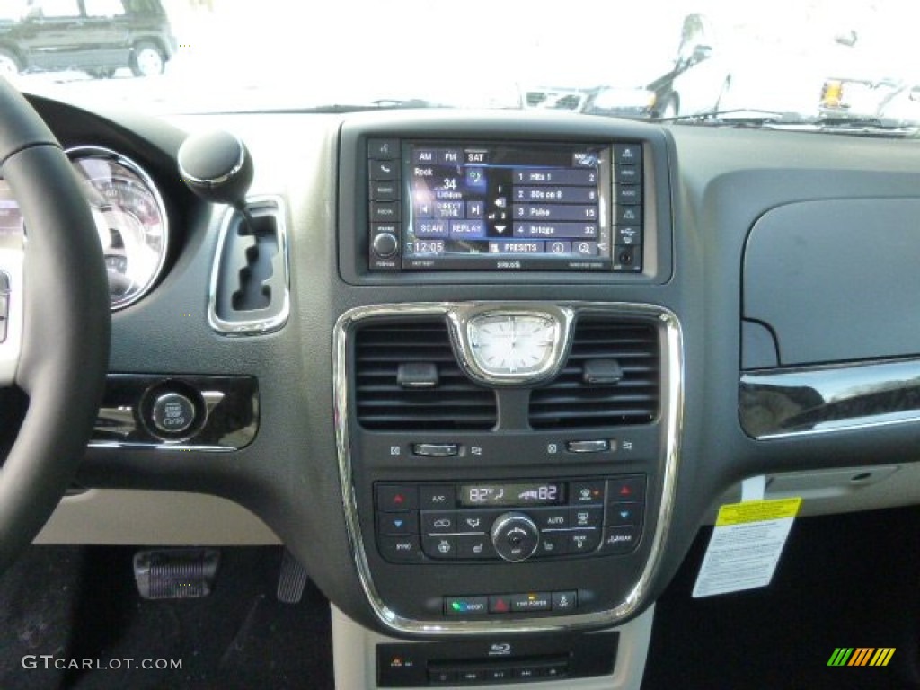 2014 Town & Country Touring-L - Brilliant Black Crystal Pearl / Black/Light Graystone photo #16