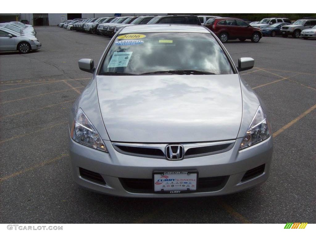 2006 Accord SE Sedan - Alabaster Silver Metallic / Gray photo #2
