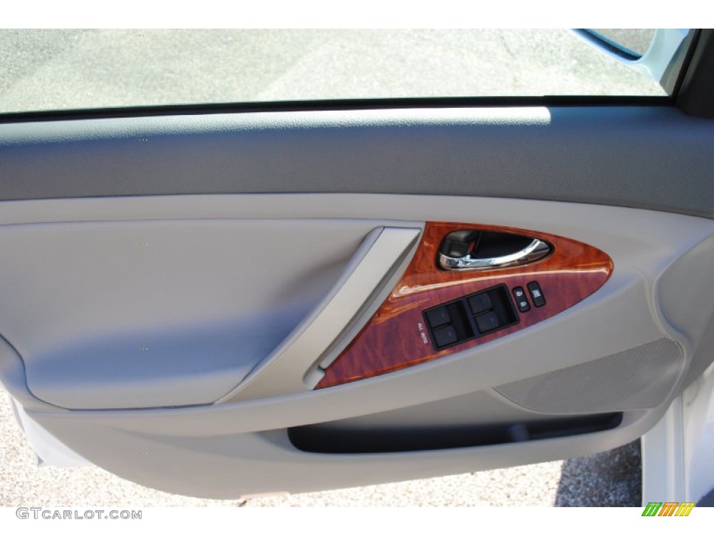 2011 Camry XLE - Super White / Ash photo #10