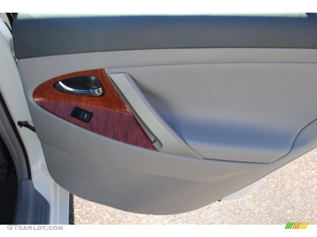 2011 Camry XLE - Super White / Ash photo #17