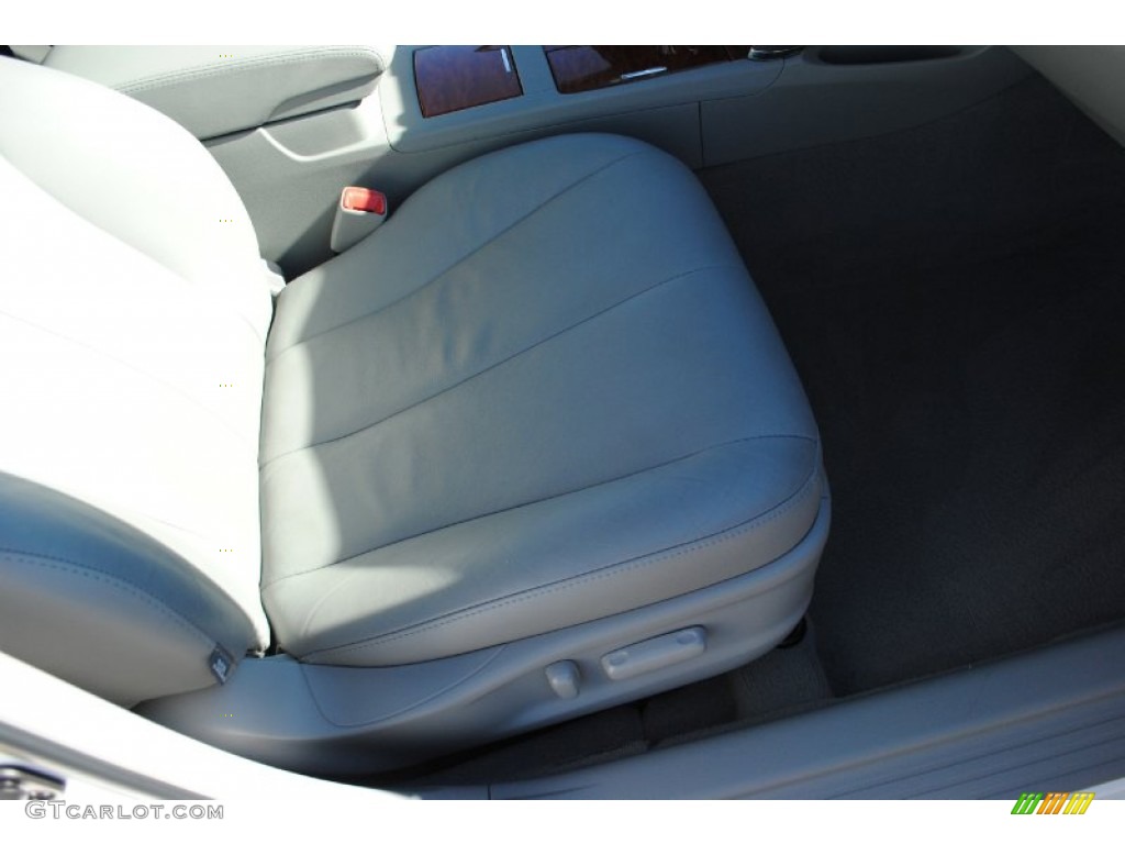 2011 Camry XLE - Super White / Ash photo #20