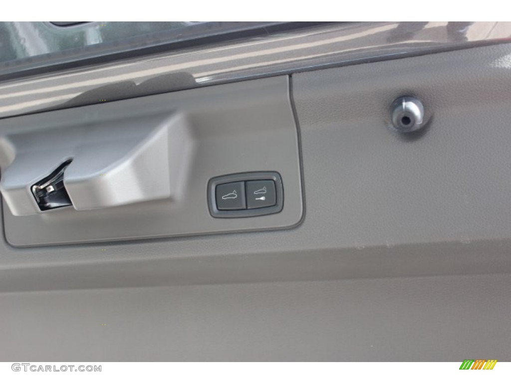 2014 Porsche Panamera 4 Controls Photos