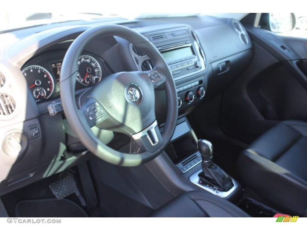 Black Interior 2014 Volkswagen Tiguan SE Photo #88979767