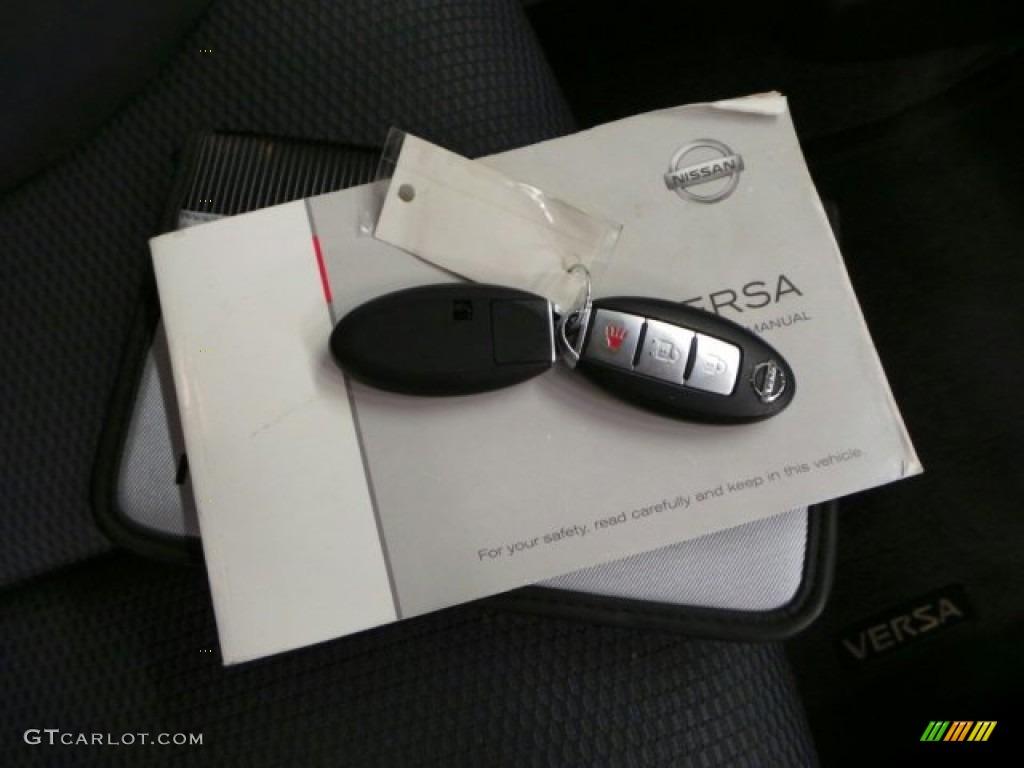 2009 Versa 1.8 S Hatchback - Blue Metallic / Charcoal photo #28