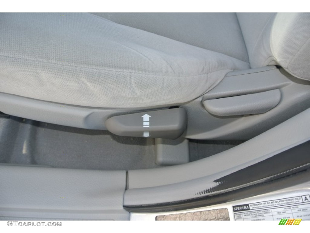 2005 Spectra EX Sedan - Clear Silver / Gray photo #9
