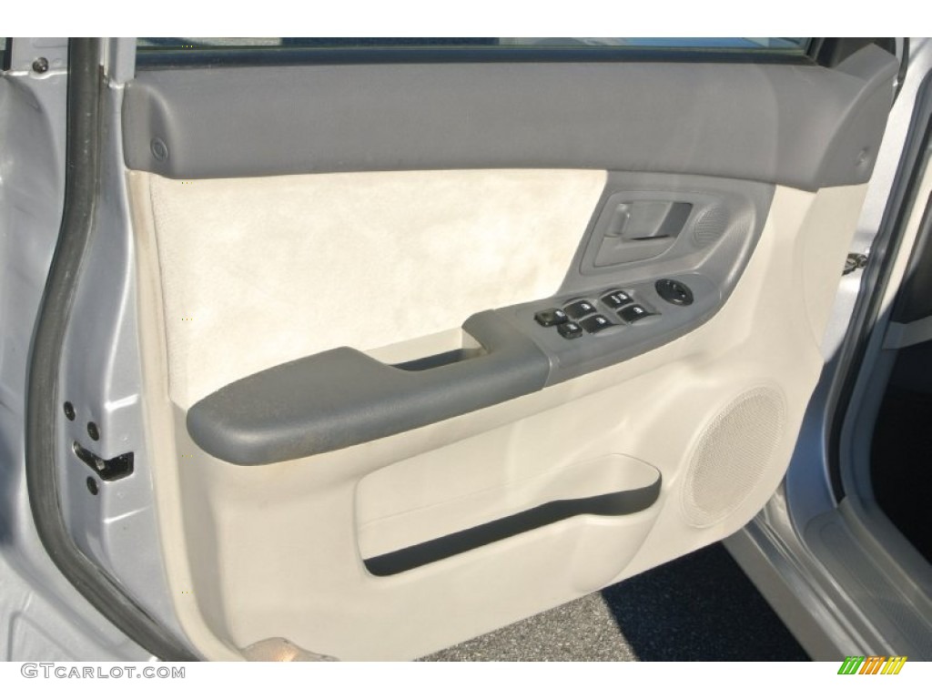 2005 Spectra EX Sedan - Clear Silver / Gray photo #10