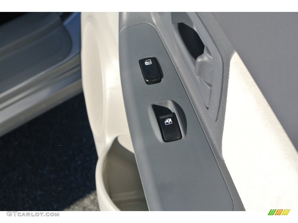 2005 Spectra EX Sedan - Clear Silver / Gray photo #20