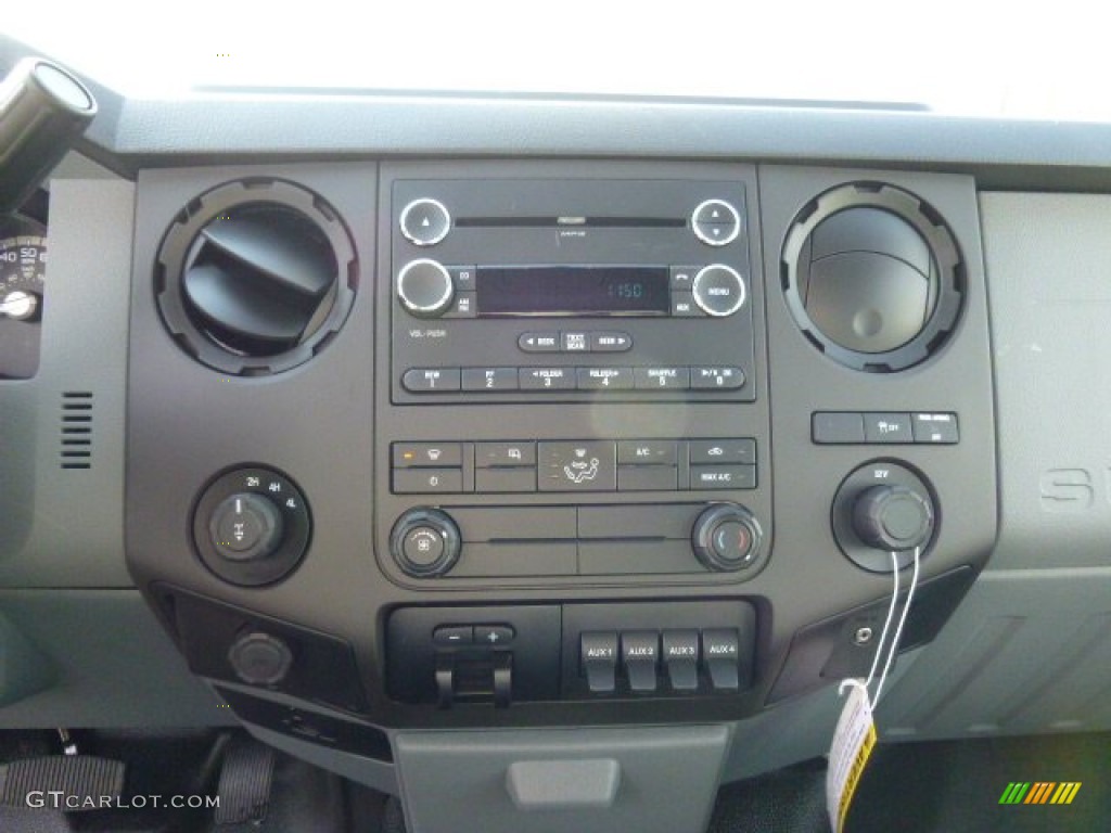 2014 F350 Super Duty XL SuperCab 4x4 - Oxford White / Steel photo #17