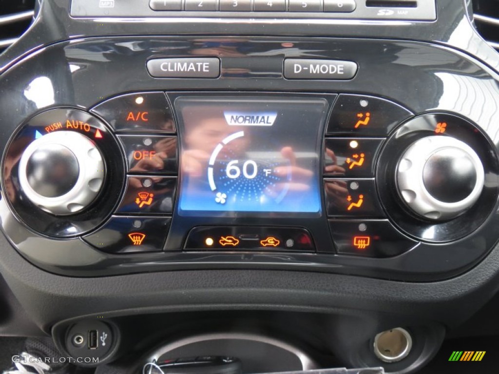 2012 Juke SV - White Pearl / Black/Silver Trim photo #85